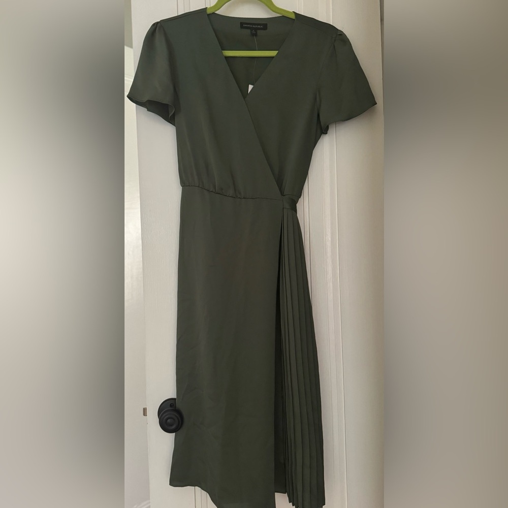 NWT Banana Republic wrap dress with flattering side pleats
